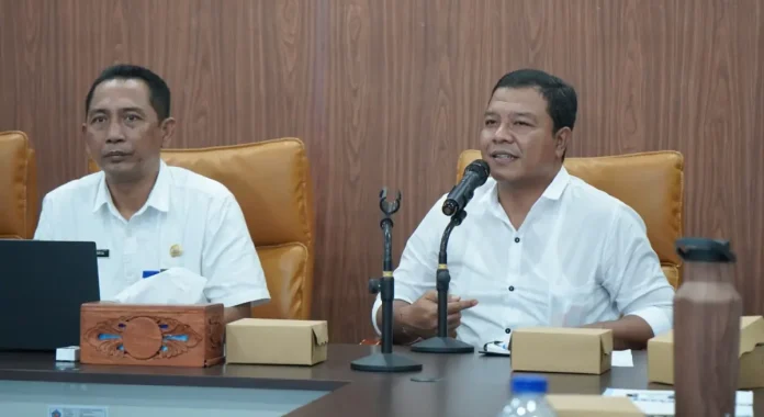 Pemerintah Kabupaten Buleleng menunjukkan komitmen kuat dalam menertibkan keberadaan kabel udara yang selama ini dinilai semrawut dan berpotensi membahayakan.