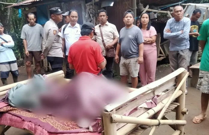 Petugas media saat melakukan pemeriksaan terhadap jenazah Komang Redani di rumah duka.