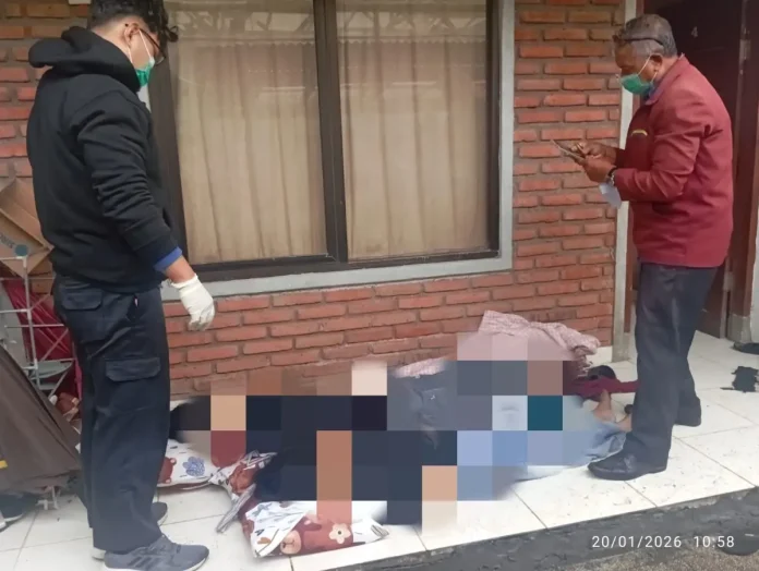 Proses evakuasi terhadap kedua jenazah sepasang kekasih yang meninggal dunia dengan cara gantung diri.