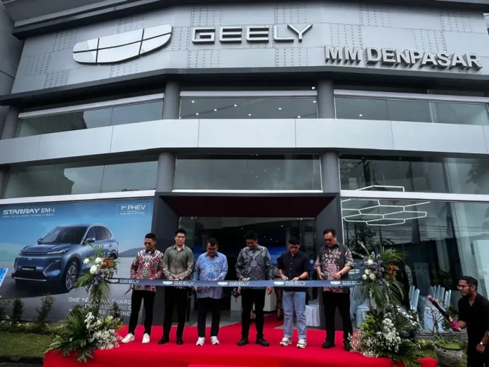 Geely Auto Indonesia terus memperluas jaringan bisnisnya di pasar otomotif nasional dengan meresmikan Geely MM Showroom Denpasar pada Kamis, 22 Januari 2026.