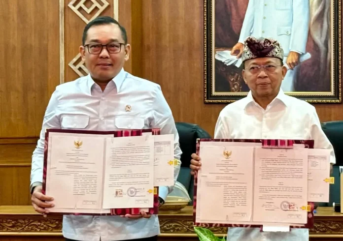 Penandatanganan dilakukan oleh Gubernur Bali Wayan Koster bersama Wakil Menteri Investasi dan Hilirisasi RI Todotua Pasaribu, mewakili Menteri Investasi dan Hilirisasi/Kepala BKPM RI, Kamis, 22 Januari 2026, bertempat di Gedung Kertha Sabha, Jayasabha, Denpasar.