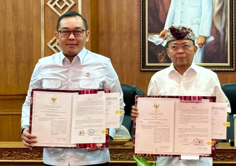 Penandatanganan dilakukan oleh Gubernur Bali Wayan Koster bersama Wakil Menteri Investasi dan Hilirisasi RI Todotua Pasaribu, mewakili Menteri Investasi dan Hilirisasi/Kepala BKPM RI, Kamis, 22 Januari 2026, bertempat di Gedung Kertha Sabha, Jayasabha, Denpasar.