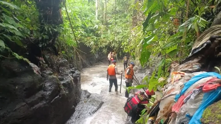 Proses pencarian ibu dan anak yang terseret air bah di Banjar Kuwum Ancak, Desa Kuwum, Kecamatan Marga, Kabupaten Tabanan, akhirnya membuahkan hasil.