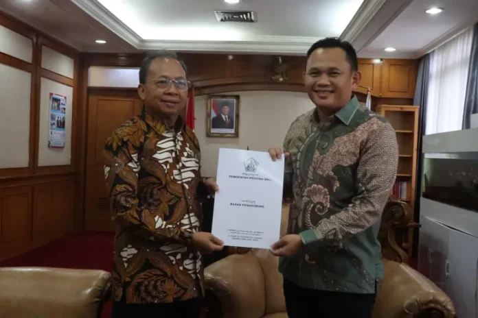 Gubernur Bali Wayan Koster bertemu Direktur Jenderal Otonomi Daerah Kemendagri Cheka Virgowansyah untuk melaporkan raperda penambahan penyertaan modal BPD Bali.