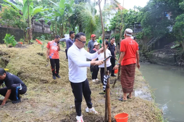 Walikota Denpasar, I Gusti Ngurah Jaya Negara dalam pelaksanaan kegiatan kebersihan dan penghijauan di Pura Beji Desa Adat Penatih, Kelurahan Penatih, Kecamatan Denpasar Timur, Jumat (23/1).