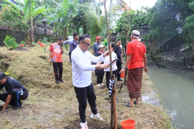 Walikota Denpasar, I Gusti Ngurah Jaya Negara dalam pelaksanaan kegiatan kebersihan dan penghijauan di Pura Beji Desa Adat Penatih, Kelurahan Penatih, Kecamatan Denpasar Timur, Jumat (23/1).
