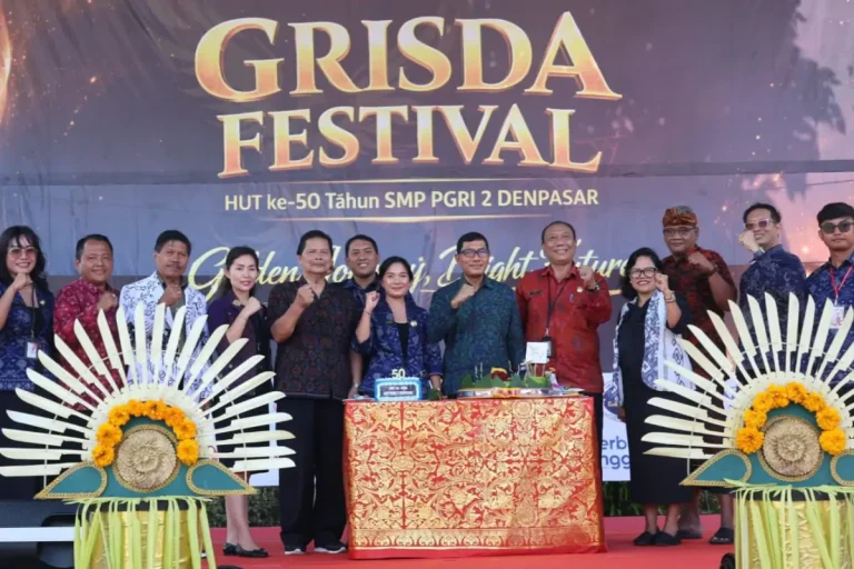 Pj. Sekda Kota Denpasar I Gusti Ngurah Eddy Mulya menghadiri Puncak HUT ke-50 SMP PGRI 2 Denpasar, menyampaikan ucapan selamat dan apresiasi atas perjalanan sekolah serta mendorong siswa untuk unggul dan berkarakter.