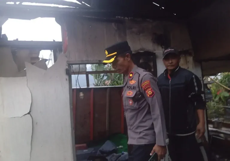 Kapolsek Sukasada Kompol Wayan Sukarita saat mendatangi lokasi rumah kebakaran di Banjar Dinas Lalang Linggah, Desa Pancasari, Kecamatan Sukasada, Buleleng.