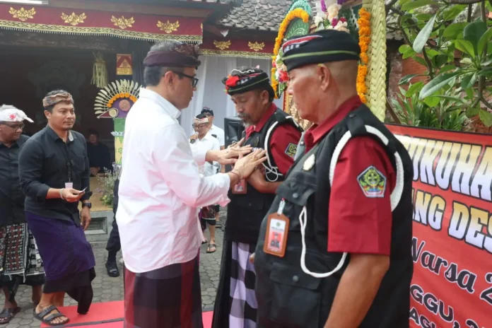 Wali Kota Denpasar, Jaya Negara hadiri Pengukuhan dan Mejaya-Jaya Pecalang Desa Adat Sumerta Masa Ayahan 2026-2030 pada Minggu (25/1) sore.