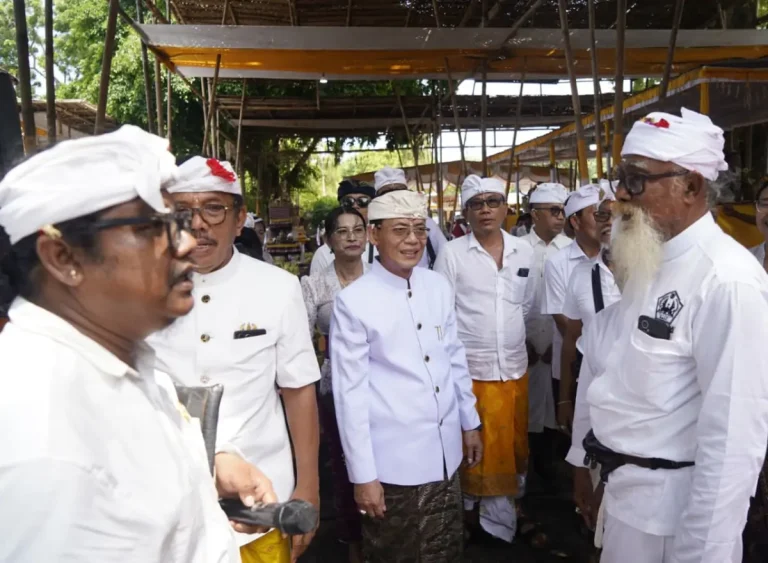 Bupati Klungkung Hadiri Upacara Tawur Labuh Gentuh di Desa Adat Batununggul Nusa Penida