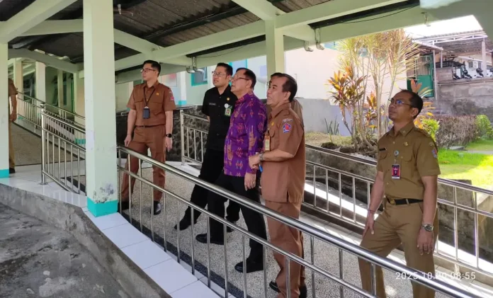 Bupati Sutjidra meninjau rencana penambahan enam ruang operasi di RSUD Buleleng sebagai upaya meningkatkan layanan bedah dan mempercepat pelayanan kesehatan bagi masyarakat.
