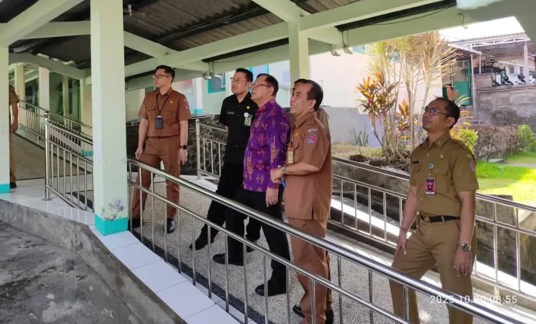 Bupati Sutjidra meninjau rencana penambahan enam ruang operasi di RSUD Buleleng sebagai upaya meningkatkan layanan bedah dan mempercepat pelayanan kesehatan bagi masyarakat.