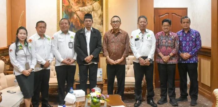 Walikota Denpasar, I Gusti Ngurah Jaya Negara saat menerima kunjungan silaturahmi Kepala Kanwil Kementerian Agama Provinsi Bali, I Gusti Made Sunartha bersama Plt. Kepala Kantor Kementerian Agama Kota Denpasar, Ida Bagus Dibya, di Kantor Walikota Denpasar, Selasa (27/1).