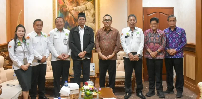 Walikota Denpasar, I Gusti Ngurah Jaya Negara saat menerima kunjungan silaturahmi Kepala Kanwil Kementerian Agama Provinsi Bali, I Gusti Made Sunartha bersama Plt. Kepala Kantor Kementerian Agama Kota Denpasar, Ida Bagus Dibya, di Kantor Walikota Denpasar, Selasa (27/1).