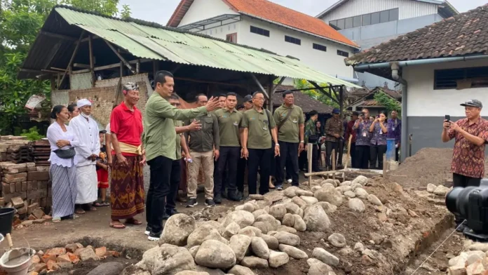 Bupati Jembrana, I Made Kembang Hartawan, meresmikan awal pembangunan program Bedah Rumah di Dauhwaru sebagai upaya membantu masyarakat kurang mampu.