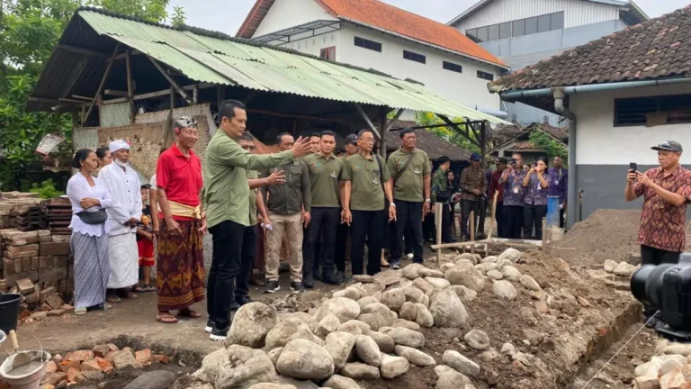Bupati Jembrana, I Made Kembang Hartawan, meresmikan awal pembangunan program Bedah Rumah di Dauhwaru sebagai upaya membantu masyarakat kurang mampu.