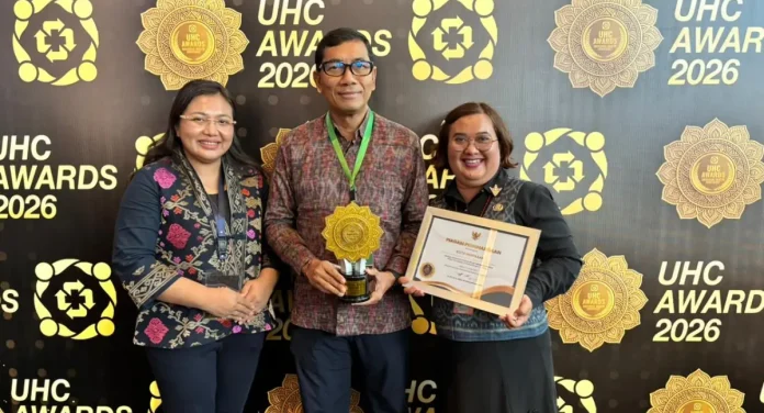 Pj Sekda Kota Denpasar, I Gusti Ngurah Eddy Mulya, sesaat setelah menerima penghargaan UHC 2026, didampingi Kepala Dinas Sosial, I Gusti Ayu Laxmy Saraswaty, dan Direktur Utama BPJS Kesehatan Kota Denpasar, Nyoman Wiwiek Yuliadewi, di Jakarta International Expo, Selasa (27/1).