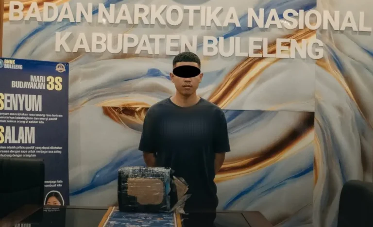 Pria berinisial SP yang diduga menjadi kurir narkotika jenis ganja yang berhasil diamankan BNNP Bali.