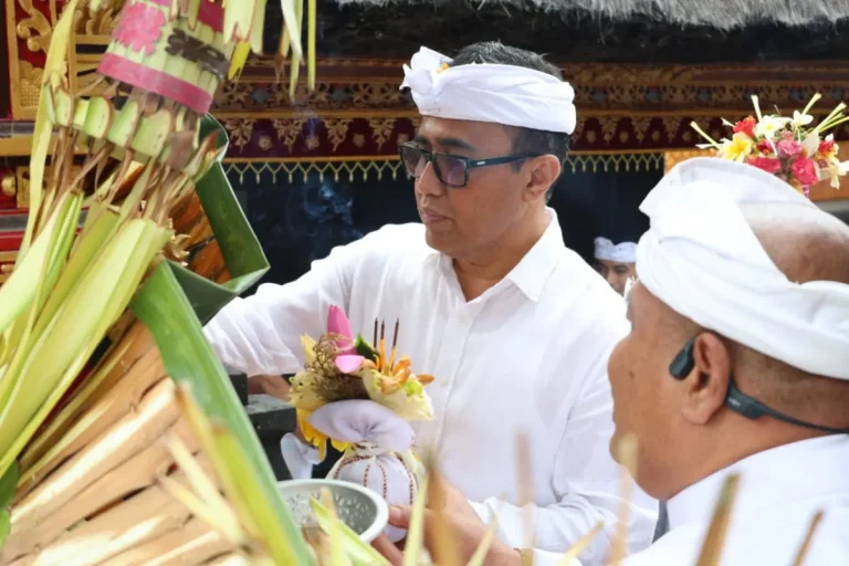 Wali Kota Denpasar, I Gusti Ngurah Jaya Negara, menghadiri Prosesi Mendem Pedagingan di Pura Pemayun, Banjar Tegal Gede Rabu 28 Januari 2026.