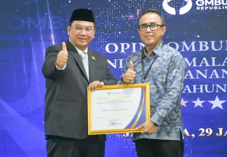 Anggota Ombudsman RI, Yeka Hendra Fatika saat menyerahkan Penghargaan Opini Kualitas Tertinggi Tanpa Maladministrasi dari Ombudsman Republik Indonesia kepada Walikota Denpasar, I Gusti Ngurah Jaya Negara di Kantor Ombudsman RI, Jakarta, Kamis (29/1/2026).
