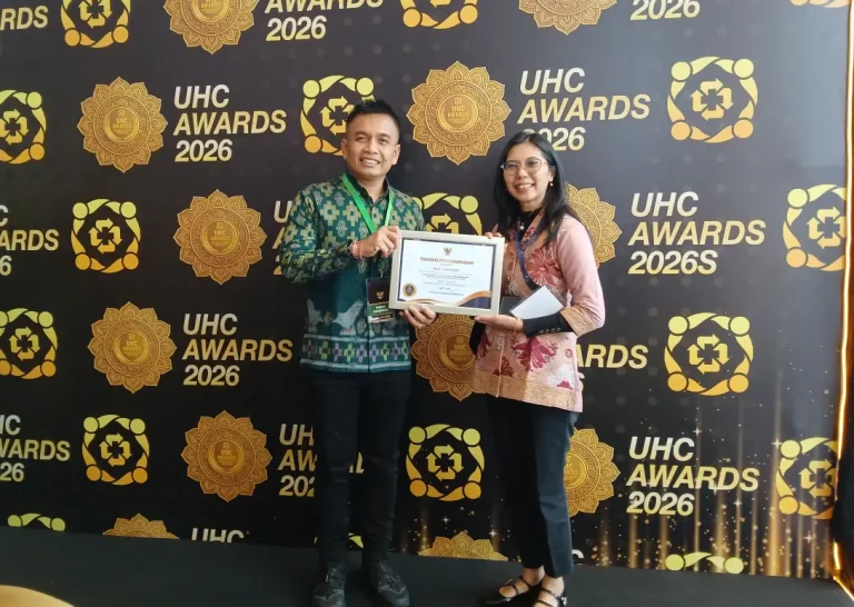 Wabup Ipat secara langsung menerima penghargaan Universal Health Coverage (UHC) atas keberhasilan daerah dalam menjamin akses layanan kesehatan bagi seluruh warganya.