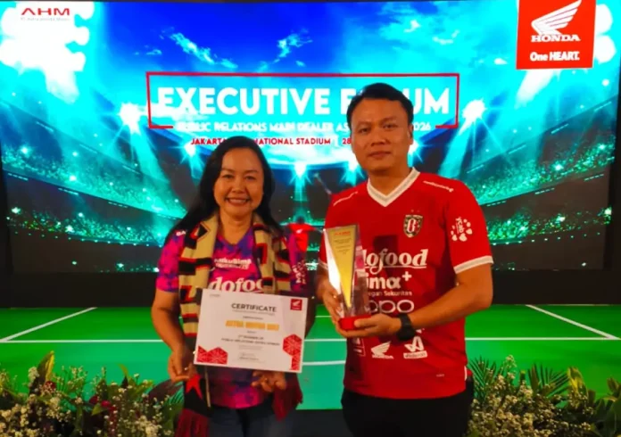 A.A. Raka Sri Mayuni, Public Relations Astra Motor Bali, menerima Penghargaan PR Awards 2025 didampingi Region Head Astra Motor Bali, Yohanes Kurniawan, atas prestasi komunikasi perusahaan yang konsisten dan kreatif.
