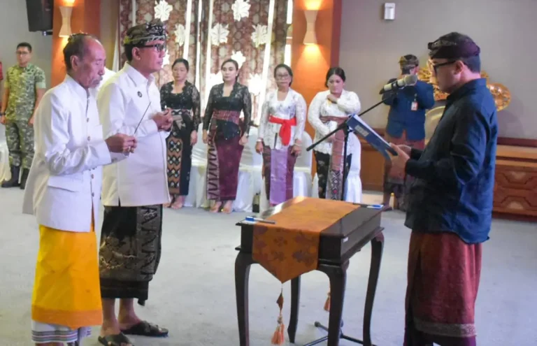 Walikota Denpasar, I Gusti Ngurah Jaya Negara saat melantik I Gusti Ngurah Eddy Mulya menjadi Sekretaris Daerah (Sekda) Kota Denpasar serta Kepala Inspektorat Kota Denpasar, Pejabat Administrator dan Pejawabat Pengawas di lingkungan Pemerintah Kota Denpasar yang digelar di Graha Sewakadarma Kota Denpasar, Jumat (30/1).