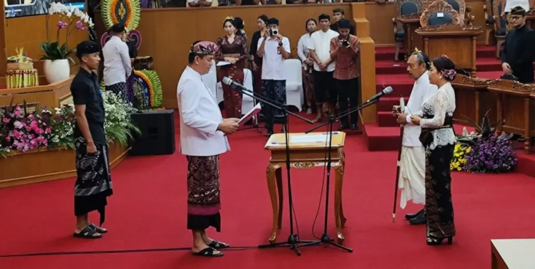Ketua DPRD Provinsi Bali, Dewa Made Mahayadnya saat memimpin acara pengambilan sumpah Komang Dyah Setuti, Jumat (30/1/2026).