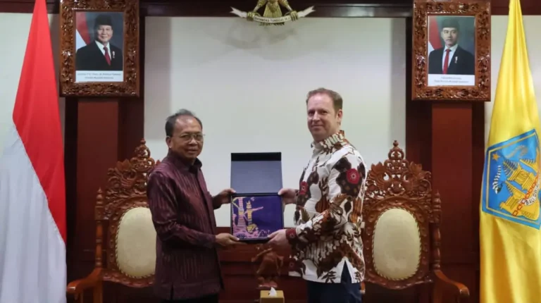 Gubernur Bali, Wayan Koster, menerima kunjungan Wakil Duta Besar Inggris untuk Indonesia, HE Matthew Downing, di Ruang Tamu Gubernur Bali, Renon, Denpasar, Jumat 30 Januari 2026.