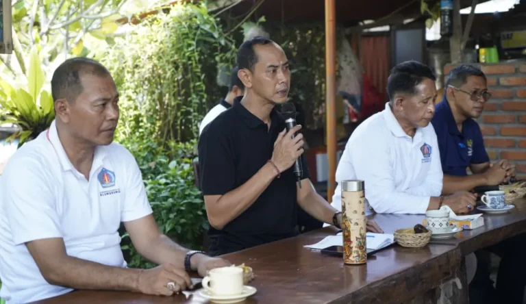 Wakil Bupati Klungkung, Tjokorda Gde Surya Putra, memimpin Rapat Koordinasi Terbatas (Rakortas) terkait penanganan warga terdampak abrasi di Pantai Monggalan, Desa Kusamba, Kecamatan Dawan.