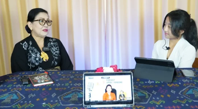 Ketua TP PKK sekaligus Ketua Dekranasda Provinsi Bali, Putri Suastini Koster, hadir sebagai narasumber dalam sesi Wawancara Eksklusif Bincang Inspiratif yang mengusung tema “Kisah, Kiprah, dan Kecintaan dalam Bidang Sastra dan Teater”.