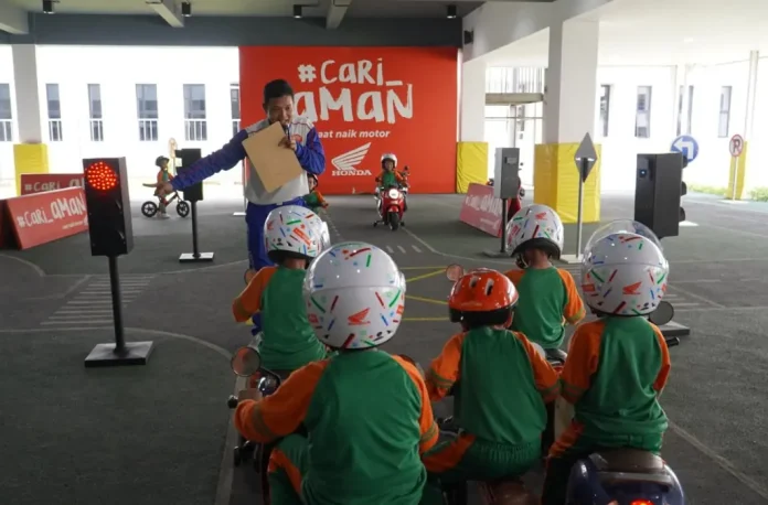 Kiprah instruktur Safety Riding PT Astra Honda Motor (AHM) kembali mencuri perhatian di tingkat global. Pada ajang Asia-Oceania Safety Innovative Concept yang digelar secara daring, Kamis, 29 Januari 2026.