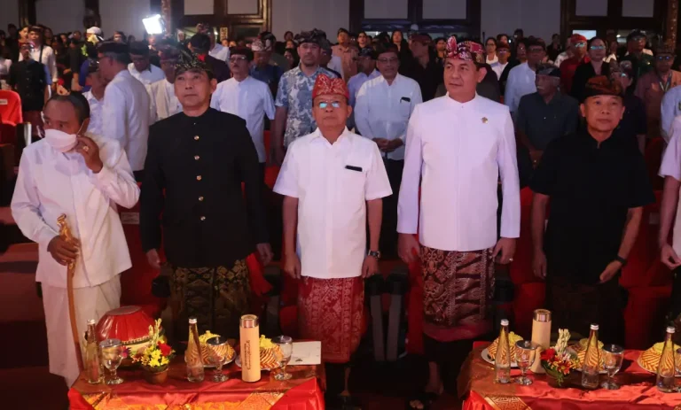 Gubernur Bali Wayan Koster membuka Bulan Bahasa Bali VIII dan mendorong pelestarian Aksara Bali melalui penggunaan di ruang publik, produk lokal, dan berbagai kegiatan budaya.
