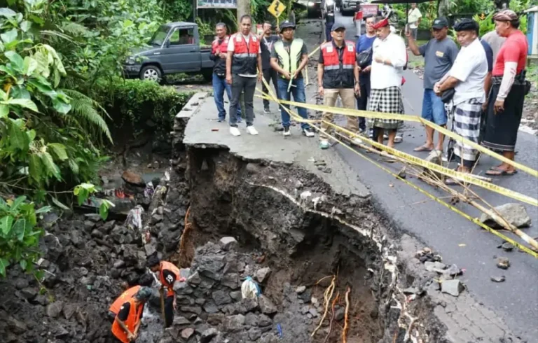 Menindaklanjuti arahan Bupati Tabanan, Wakil Bupati Tabanan, I Made Dirga, melakukan peninjauan langsung ke lokasi jalan yang rusak akibat longsor di Banjar Jadi, Desa Banjar Anyar, Kecamatan Kediri, Jumat 13 Februari 2026.
