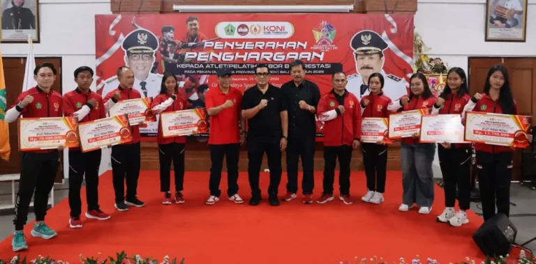 Bupati Tabanan, I Komang Gede Sanjaya, memberikan penghargaan kepada atlet dan pelatih yang meraih 128 medali dan peringkat keenam pada Porprov Bali XVI sebagai bentuk apresiasi dan dorongan olahraga.