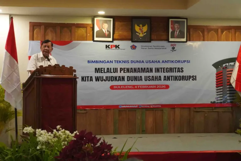 Bupati Buleleng I Nyoman Sutjidra membuka Bimtek Dunia Usaha Antikorupsi sebagai upaya memperkuat peran pelaku usaha dalam pencegahan KKN dan penerapan tata kelola usaha yang berintegritas.