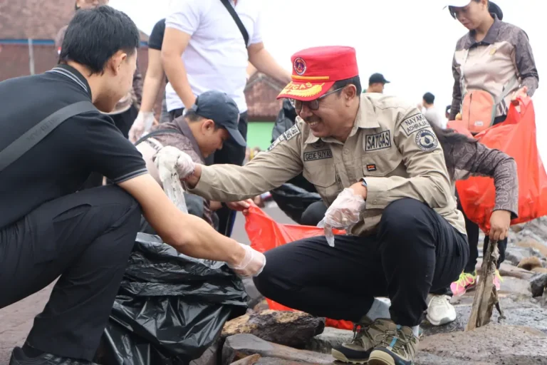 Sekretaris Daerah Buleleng, Gede Suyasa, memimpin Bakti Resik Serentak bersama Pramuka dan masyarakat di Pantai Pengastulan untuk meningkatkan kepedulian terhadap kebersihan lingkungan dan mendukung Bali tetap bersih, sehat, dan indah.