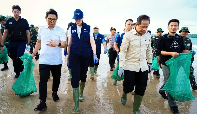 Menteri LH, Hanif Faisol Nurofiq dan Menteri Pariwisata, Widiyanti Putri Wardhana bersama Bupati Wayan Adi Arnawa serta Wabup Bagus Alit Sucipta saat Aksi Bersih Sampah Laut di Pantai Kedonganan, Kecamatan Kuta, Jumat (6/2).