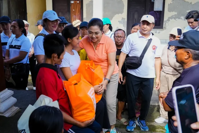 Ketua TP. PKK Badung, Nyonya Rasniathi Adi Arnawa, menggelar acara Safari Badung Peduli dan Temu Wirasa bersama pengurus, anggota PKK, serta kader Posyandu se-Desa Penarungan, Minggu (15/2).