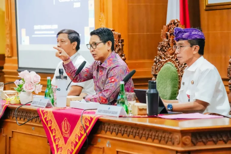 Bupati Wayan Adi Arnawa memberikan pengarahan strategis terkait persiapan pelaksanaan Badung Caka Fest 2026 di Ruang Kriya Gosana, Puspem Badung, Jumat (27/2),