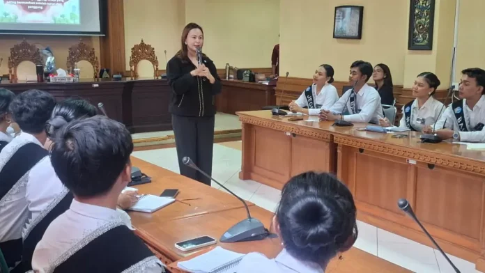 Ketua GOW Badung, Yunita Oktariani Alit Sucipta menjadi narasumber dalam kegiatan Pra Karantina Pemilihan Duta Pariwisata (Jegeg Bagus) di Ruang Sapta Pesona Dinas Pariwisata Kabupaten Badung, Sabtu (21/2).