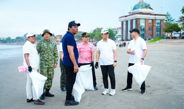 Bupati Wayan Adi Arnawa dan Ketua DPRD Badung I Gst. Anom Gumanti saat apel peringatan HPSN dan Korve Bersih Sampah, di Shelter Kebencanaan Baruna, Pantai Kuta, Minggu (22/2).