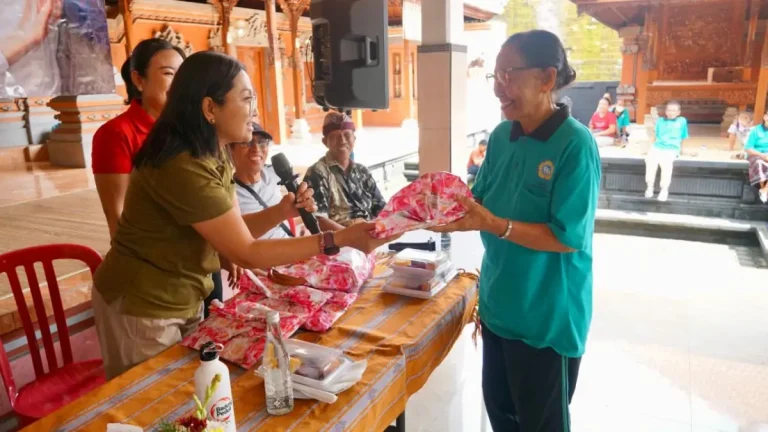 Ketua TP. PKK Badung Nyonya Rasniathi Adi Arnawa menghadiri acara Cek Kesehatan Gratis yang diselenggarakan oleh Klinik Permana bekerjasama dengan UPTD Puskesmas Kuta Utara di Banjar Kesambi, Kelurahan Kerobokan, Kuta Utara, Sabtu (21/2).