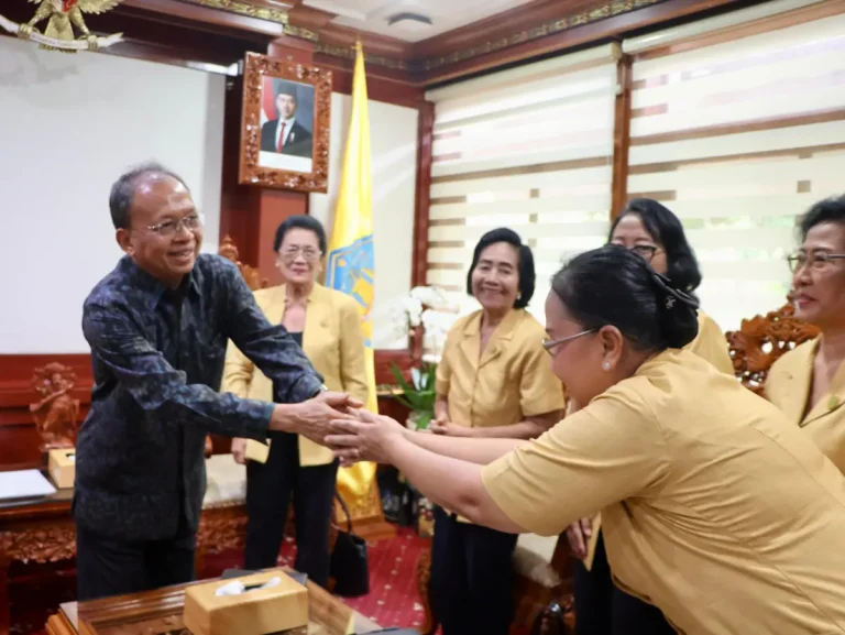 Gubernur Bali Wayan Koster menerima kunjungan audiensi jajaran Wanita Hindu Dharma Indonesia (WHDI) Provinsi Bali di Kantor Gubernur Bali, Renon, Denpasar, Senin 9 Februari 2026. 