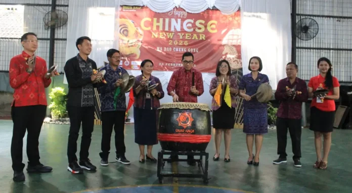 Sekertaris Daerah Kota Denpasar, I Gusti Ngurah Eddy Mulya membuka Perayaan Chinese New Year di SMP PGRI 8 Denpasar dengan pemukulan Tambur.