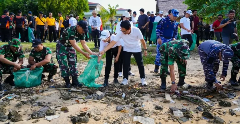 Pemkab Badung berkomitmen jaga kebersihan pesisir pantai di wilayah Kabupaten Badung dengan pembersihan secara rutin di sepanjang garis pantai.