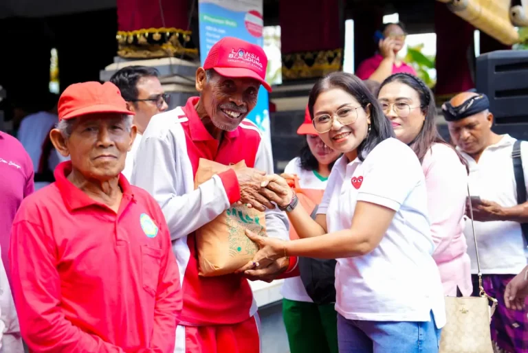 Ketua K3S Badung Nyonya Rasniathi Adi Arnawa melaksanakan kegiatan Aksi Sosial di Desa Sulangai, Kecamatan Petang, Sabtu (31/1).