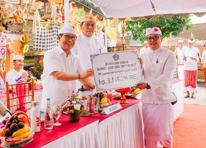 Bupati Wayan Adi Arnawa, menghadiri rangkaian upacara Nyakap Karang, Melaspas, dan Mendem Pedagingan di Pura Dalem Jambe, Banjar Adat Panglan Baleran, Kelurahan Kapal, Selasa (17/2).