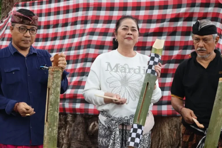 Ny. Wardhany Sutjidra mengajak masyarakat Buleleng membudayakan gerakan Kulkul PKK/Posyandu melalui gotong royong dan kebersihan lingkungan.