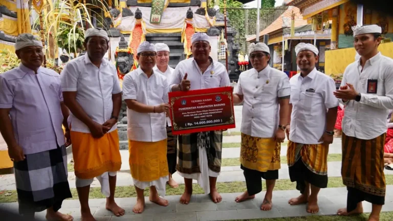 Bupati Wayan Adi Arnawa mendampingi Wagub Bali Nyoman Giri Prasta saat hadir di karya Karya Mecaru, Melaspas, dan Mendem Pedagingan di Pura Dalem Kahyangan dan Pura Penataran Desa Adat Kuta, Rabu (18/2).